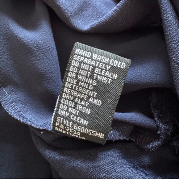 Cliche Navy Blouse with smocked detail on the bottom and sleeves - Size M - Picture 7 of 7